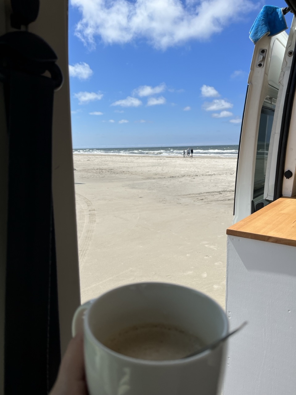Ausblick aus dem Wohnmobil mit Kaffee direkt am Vejers Strand