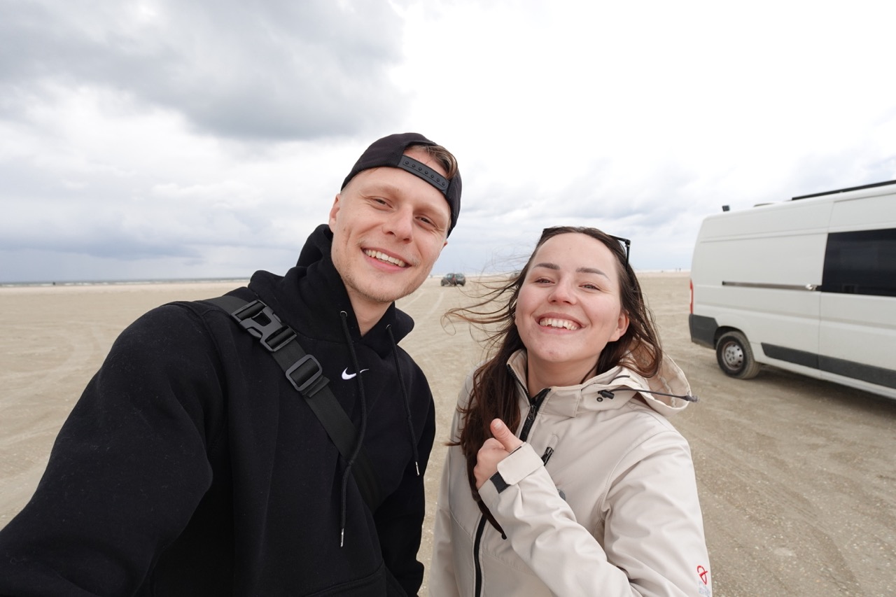 Lara und Mark vom Lehmann Vlogs als Selfie am Vejers Strand